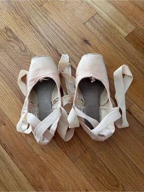 Suffolk Sheffield Pointe Shoes - darned
